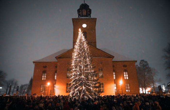 Magisk julegrantenning med perfekt vinterstemning